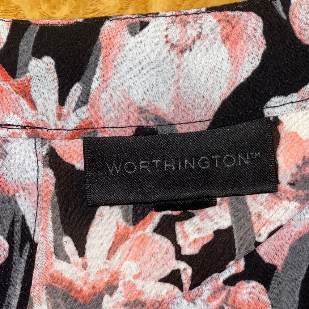 5/$50 Worthington Black and Coral Floral Cap Sleeve Blouse Size Medium - Picture 8 of 10